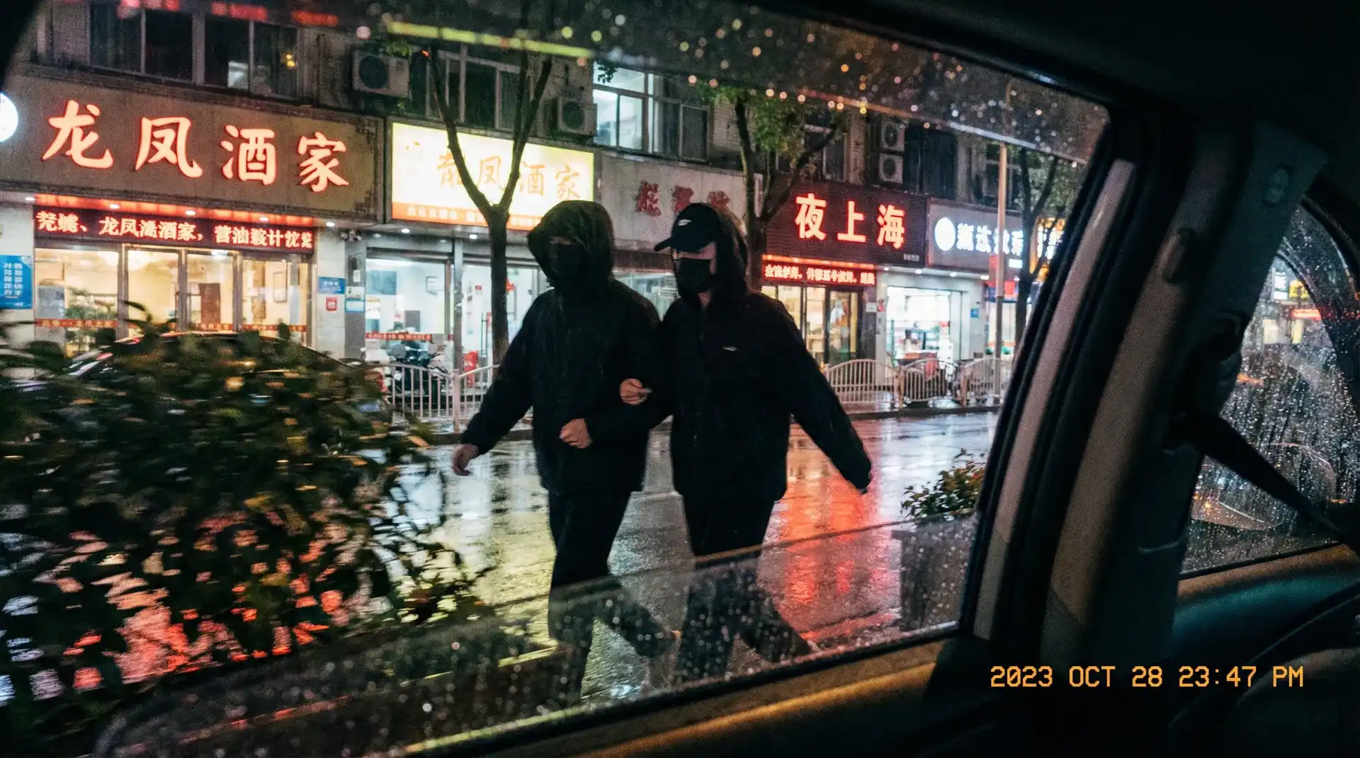 超短裙 - 顶流明星深夜密会现场抓拍照片